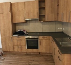 Cet appartement disponible à la location est situé à Grevenmacher, Luxembourg, et est proposé par l'AGENCE REINERT CARLO. Cette propriété se distingue par son emplacement dans une zone prisée, offrant à ses occupants un cadre de vie confortable et agréable. Vous pouvez trouver cette propriété exclusivement sur athome.lu.

Détails de la Propriété:

Ce bel appartement non meublé de 100 m² propose trois chambres spacieuses et une salle de bain. Pour les amateurs de cuisine, une cuisine ouverte et équipée ajoute une touche moderne et pratique à cette habitation. Sa rénovation en fait un excellent choix pour ceux qui recherchent un logement contemporain et prêt à vivre. Avec chauffage au sol, l'appartement assure un confort thermique optimal. Disponible à partir du 1er août 2026, cet appartement représente une belle opportunité de location pour les familles .

Installations à Proximité:

Grevenmacher est réputée pour son ambiance conviviale et sa proximité avec la nature. Le quartier offre des écoles réputées, des établissements d'enseignement de qualité, ainsi que de divers commerces et restaurants qui enrichissent l'expérience de vie locale. Le parc et les installations récréatives à proximité permettent aux résidents de profiter régulièrement d'activités extérieures. De plus, les services de santé sont facilement accessibles dans ce secteur. Les options de transport sont variées, facilitant les déplacements vers les différentes zones de la ville et au-delà.

Ne manquez pas cette opportunité ! Planifiez une visite en nous contactant via le formulaire de contact ou par appel téléphonique.