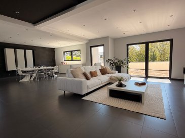 THIONVILLE - Une propriété d'exception où l'espace, la lumière et la sérénité se rencontrent.. Derrière son architecture contemporaine, vous trouverez une villa de près de 286 m² habitables sur  12 ares de terrain. Dès l'entrée, les volumes généreux, la luminosité omniprésente et les lignes épurées créent une atmosphère élégante et apaisante.
Le coeur de la maison s'organise autour d'une vaste pièce de vie ouverte sur une superbe cuisine haut de gamme avec îlot central. 
L'espace nuit propose cinq chambres, dont une belle suite parentale avec dressing et salle de bains balnéo. Une 6ème pièce au  rez-de-chaussée pourra être utilisée soit en bureau soit en chambre.
Sous-sol de près de 200 m² avec garage pouvant accueillir jusqu'à cinq véhicules. 
Chauffage au sol au gaz, panneaux solaires, toiture végétalisée et DPE B complètent les prestations de cette propriété rare.

Les informations sur les risques auxquels ce bien est exposé sont disponibles sur le site Géorisques : www.georisques.gouv.fr » 

Renseignements et visites : 

Karine Karas : 06 08 31 19 87