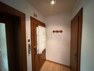 REAL G IMMO vous propose à la vente ce bel appartement d’environ 70 m², situé au 2áµ‰ étage d’une résidence sans ascenseur, à Esch-sur-Alzette.

L’appartement se compose de :

- Un hall d’entrée
- Une cuisine équipée
- Un salon/séjour
- Deux chambres à coucher
- Une salle de bains
- Un garage box privatif

Le bien offre une distribution fonctionnelle et agréable, idéal pour un couple, une petite famille ou un investissement.

Sa situation à Esch-sur-Alzette permet de bénéficier de nombreuses commodités à proximité, notamment les commerces, transports en commun, écoles et différents services.

REAL G IMMO s'engage dans toutes vos démarches immobilières (estimation, vente, location de biens, recherche de financements).

Vous satisfaire est notre priorité !

Les prix s'entendent frais d'agence + TVA inclus.
Caractéristiques