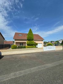 A VISITER !!!

Immo Nordstrooss vous présentent Cette charmante maison rénovée idéalement situé sur la commune de Amnéville-Les-Thermes à seulement 18 km de METZ et 15 km de THIONVILLE.

Laissez-vous séduire par cette ravissante maison offrant une surface d'environ 104m² habitable, implantée sur un terrain de +/-3.17 are. 
Située dans un environnement calme et résidentiel, elle vous garantit un cadre de vie agréable et paisible, idéal pour profiter du quotidien en toute sérénité.  
DESCRIPTION DE LA MAISON : 
 
- Une lumineuse et spacieuse PIECE DE VIE comprenant une CUISINE entièrement équipée en électroménagers séparée donnant vers jardin, LIVING/SALLE A MANGER avec un accès aussi direct vers une TERRASSE et son JARDIN clôturé, WC séparée.
- Trois belles CHAMBRES A COUCHER  
- Une magnifique SALLE DE Douche entièrement rénovée, meuble vasque avec rangements et espace dressing.
- Espace local technique, Grand Garage et espace cave/rangement.
EXTERIEURS :   
- Profitez d'un jardin parfaitement entretetenu, idéal pour savourer pleinement les journées ensoleillées. Entièrement clôturé et sans vis-à-vis, il offre un cadre intime et agréable, parfait pour vos moments de détente en extérieur.
  
AUTRES INFORMATIONS :  
- Chauffage ballon d'eau chaude Neuf
- Fenêtres double vitrages châssis PVC 
- Carrelage  
- Salle de douche rénovée et peinture complète de la maison réalisées  
 - Aucun travaux à prévoir 
- Fibre optique 

Pour tout renseignement complémentaire ou information veuillez nous contacter par email info@immonordstrooss.lu ou par Tél: 691 850 805.

Proposition de crédit/financement à taux compétitif auprès des banques Luxembourgeoise incluse dans nos services gratuits.