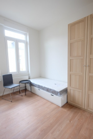 LUXEMBOURG-LIMPERTSBERG, 34, rue Ermesinde, chambre meublée de 10m2 au troisième étage sans ascenseur comprenant lit, bureau, placard, chaise, étagères, accès aux parties communes : cuisine équipée avec frigo individuel, salle de douche avec WC, libre le 1er mai 2026. Loyer 850 euros + 145 euros de charges = 995 euros. Caution : deux mois de loyer, frais d'agence : un mois de loyer + TVA ? 50% à charge du bailleur, 50% à charge du locataire. 
Contact et visites : Arianna GHITTINO, téléphone : 691 205 573, email : arianna@parkagence.lu