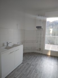Location Bel appartement
Une cuisine (non aménagée) donnant sur une terrasse, un salon et deux chambres, un placard. 
Une salle de bains avec baignoire, un WC séparé. 
Fenêtres double vitrage, chauffage au gaz, stationnement à proximité.