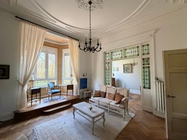 A THIONVILLE  - CHARME DE L'ANCIEN, EMPLACEMENT D'EXCEPTION FACE AU PARC. Situé au coeur de Thionville, face au très prisé Parc Napoléon, découvrez ce superbe appartement de caractère niché au 1er étage d'un immeuble des années 30.
Dès l'entrée, le charme opère immédiatement : volumes généreux, cachet préservé et luminosité omniprésente.
Le bien se compose d'un magnifique séjour avec parquet d'époque, un bow-window baigné de lumière et une hauteur sous plafond avec moulures qui confèrent à l'ensemble une élégance rare. Une salle à manger  vient prolonger cet espace de vie.
Vous disposerez également d'une cuisine, d'une chambre confortable ouvrant sur un balcon-terrasse d'environ 5 m².
En complément, ce bien propose des annexes particulièrement recherchées :
une cave,
un grenier,
ainsi qu'une mansarde pleine de charme de 16,60 m², offrant de multiples possibilités (bureau, espace invité, atelier?).
Atout supplémentaire : possibilité d'acquérir un garage en sus, un véritable avantage en centre-ville.
Un bien rare, alliant cachet de l'ancien, emplacement premium et potentiel, idéal pour les amateurs d'authenticité.

Les informations sur les risques auxquels ce bien est exposé sont disponibles sur le site Géorisques : www.georisques.gouv.fr » 

Renseignements et visites : 
- Karine Karas 06 08 31 19 87
- Katia Moriceau : 06 75 66 99 25 (3.64 % d'honoraires TTC à la charge de l'acquéreur.)
Copropriété de 6 lots - dont 3 lots habitation. (Pas de procédure en cours).
Charges annuelles : 1.00 euros.