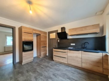 Idéalement situé au centre, appartement F4 au 1er étage,comprenant : cuisine équipée, séjour, 3 chambres, salle de bains et wc. Parking privatif. CC fuel