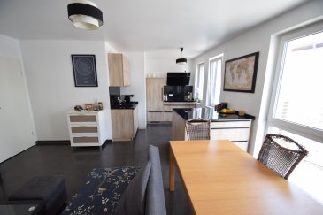 En Exclusivité ImmoHouse vous propose cette belle maison mitoyenne type duplex de 2017 classe C-D idéalement située dans une rue calme de Canach dans la commune de Lenningen. 

Sur un terrain de 1,70ares et une surface de 82,40m², cette magnifique maison se compose de:

Au rez de chaussée:
- Un spacieux hall d'entrée
- Un garage
- Une buanderie
- Un espace chaufferie

Au 1er étage:
- Un grand salon salle à manger avec cuisine ouverte
- Une cuisine équipée ouverte sur la pièce de vie
- Une salle de douche avec wc

Au dernier étage:
- Un grenier aménagé en 3ème chambre ou bureau

Magnifique maison à découvrir....

Infos et visites sur rdv