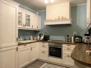 NOUVEAU SUR LE MARCHE !!!

REAL G IMMO, vous propose ce charmant appartement de +/- 96m² dans une résidence construite 1998 et composé de 7 unités.

Celui-ci se situe dans un village au calme de Wellenstein.

Ce bien se compose comme suit :

- Hall d\'entrée,
- Cuisine équipée ouverte,
- Salon / Salle à manger,
- 2 chambres à coucher,
- Salle de bain avec douche et baignoire,
- WC séparé,
- Débarras,
- Cave,
- un emplacement intérieur.

Pour plus de renseignements ou une visite des lieux (également possibles le samedi sur rdv), veuillez nous contacter au 28.66.39.1.

Les prix s\'entendent frais d\'agence de 3 % TVA 17 % inclus.

Les visites ont repris, et nous sommes heureux de pouvoir à nouveau vous revoir ! Notre équipe sera équipée de gants et de masques afin de vous recevoir ou vous faire visiter nos biens en toute sécurité.


Ref agence :73309