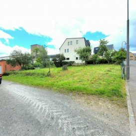 A VISITER !!!

Beau terrain à bâtir de +/- 4.52 ares libre de 4 côtés,
sans « contrat de construction.

Vous pouvez choisir vous-même votre constructeur. Niché dans un environnement tranquille et agréable, ce terrain vous offre une opportunité parfaite pour réaliser vos projets de construction.

Viabilisé et bénéficiant d'une excellente exposition (sunset l'été et en automne), il permet de profiter d'un cadre de vie lumineux et agréable, idéal pour édifier la maison de vos rêves.
Ce bien représente une occasion intéressante, avec un potentiel de valorisation élevé et proche de toutes les commodités diverses de la vie courante (supermarché, commerces, docteurs, pharmacie, écoles à 4 km de route. Marnach pourra être rejoint en +- 4 minutes de route.

Pour tout complément d'information et/ou la documentation détaillée, contactez-nous au tél: 691 850 805.

Proposition de crédit/financement à taux compétitif d'une banque luxembourgeoise incluse dans nos services gratuits.