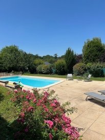 Rare, exclusivité, Nancy Sud-Ouest, Villers les Nancy, jouxtant le plateau de Brabois, parc d’activité, CHU, tous axes autoroutiers, primaire, collège et transports aisés,
Au calme, en retrait de rue, esprit vacances pour cette lumineuse maison familiale d’architecte indépendante de 235 m2 habitables implantée sur très beau grand terrain plat, clos et arboré, de         1 445 m2 sans vis à vis avec sa conviviale terrasse couverte en accès direct sur la piscine qui s’intègre parfaitement dans cet écrin de verdure.
Belle exposition Sud-Ouest.
Toutes les pièces de vie sont ouvertes par baies vitrées vers la piscine et le grand jardin intimiste, salon-séjour avec insert, cuisine contemporaine équipée et meublée  SieMatic ouverte sur salle à manger par plan de travail en granit.
En demi-étage, espace parental (chambre climatisée, salle d'eau, WC séparé, grands dressing).
Au niveau supérieur, 4 chambres, une  salle d’eau avec WC, nombreux placards et rangements. 
Buanderie, cave à vin, 2 garages indépendants et  parking libre dans la propriété.
Toiture neuve. 
Le plus , possibilité d'acquérir en sus, en retrait de la maison principale, une maison de 70m2 habitables avec entrée indépendante et parking privé. 
Usage personnel, familial ou locatif avec belle rentabilité ( voir conditions avec Agence )
Libre de suite.
Contacter Agence Pascale Louis Immobilier au 06 07 25 76 74