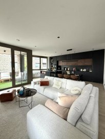 MANSO IMMO vous propose en exclusivité cet moderne et magnifique appartement de 2 chambres encore sous garantie décennale aux faibles charges mensuelles.

Dans un quartier des plus prisés et en pleine expansion vous trouverez proche de toutes commodités une superbe occasion de vie supérieure. Cet appartement de 81m2 avec une belle loggia dont l'exposition solaire est idéale se trouve dans une résidence proche de toutes commodités. Offrant aux nouveaux propriétaires tout confort et sécurité. Avec ses finitions de gamme supérieure, vous bénéficiez d'une qualité de vie agréable garantie.

Cet appartement de classe énergétique A-A-A se compose comme suit:

- Un couloir d'entrée desservant toutes les pièces avec coin mudroom. Les 2 chambres sont lumineuses et équipées de multiples prises. La salle de bains est spacieuse avec un double vasque, WC suspendu et une vaste douche à l'italienne, garantissant un repos total si besoin. On ajoute un débarras utile pour tout stockage quotidien.
La pièce majeure et plus importante dans cet appartement est sans aucun doute le salon / salle à manger ouvert sur une cuisine équipée et surtout opérationnelle. Cette pièce de 42m2 est lumineuse grâce aux baies vitrées et fenêtres et donne accès a une loggia de 9m2. Idéalement pour passer de bons moments en famille ou entre amis. La cuisine est équipée avec des électroménagers de marque renommée et offre tout espace nécessaire et fonctionnel à chaque amateur de cuisine.

On y ajoute à cette offre en emplacement de parking intérieur adapté à toute voiture n'importe son hauteur, une vaste cave privative.

En commun on aura un ascenseur et l'espace buanderie ainsi qu'un espace poubelles très bien organisé.

Toutes les indications sont basées exclusivement sur les informations mises à notre disposition par nos clients. Nous n'assumons aucune garantie quant à l'exactitude et l'actualité de ces indications.

Les prix affichés s'entendent frais d'agence inclus de 3% + 17%TVA. Les honoraires d'agence sont à charge des vendeurs.

Pour plus d'informations, photos ou convenir d'un rendez-vous, vous pouvez nous contacter au :
+352 24 51 33 79 info@mansoimmo.lu

MANSO IMMO bietet Ihnen exklusiv diese moderne und wunderschöne 2-Zimmer-Wohnung an, die noch unter die zehnjährige Gewährleistung fällt und geringe monatliche Nebenkosten aufweist.

In einem der begehrtesten und sich rasant entwickelnden Stadtteile finden Sie in der Nähe aller Annehmlichkeiten eine hervorragende Gelegenheit für ein Leben auf hohem Niveau. Diese 81 m² große Wohnung mit einer schönen Loggia, die ideal zur Sonne ausgerichtet ist, befindet sich in einer Wohnanlage in der Nähe aller Annehmlichkeiten. Sie bietet den neuen Eigentümern jeglichen Komfort und Sicherheit. Dank der hochwertigen Ausstattung profitieren Sie von einer garantierten, angenehmen Lebensqualität.

Diese Wohnung der Energieeffizienzklasse A-A-A setzt sich wie folgt zusammen:

- Ein Eingangsflur, der zu allen Räumen führt, mit einer Garderobenecke. Die beiden Schlafzimmer sind hell und mit zahlreichen Steckdosen ausgestattet. Das Badezimmer ist geräumig und verfügt über ein Doppelwaschbecken, ein Wand-WC und eine großzügige ebenerdige Dusche, die bei Bedarf für absolute Entspannung sorgt. Hinzu kommt ein praktischer Abstellraum für den täglichen Bedarf.
Der wichtigste und größte Raum in dieser Wohnung ist zweifellos das Wohn-/Esszimmer, das zu einer voll ausgestatteten und vor allem funktionalen Küche hin offen ist. Dieser 42 m² große Raum ist dank der großen Fensterfronten und Fenster lichtdurchflutet und bietet Zugang zu einer 9 m² großen Loggia. Ideal, um schöne Momente mit der Familie oder mit Freunden zu verbringen. Die Küche ist mit Geräten namhafter Marken ausgestattet und bietet jedem Kochbegeisterten den nötigen und funktionalen Platz.

Zu diesem Angebot gehören außerdem ein Innenparkplatz, der für jedes Auto unabhängig von seiner Höhe geeignet ist, sowie ein geräumiger privater Keller.

Zur gemeinsamen Nutzung stehen ein Aufzug, ein Waschraum sowie ein sehr gut organisierter Müllraum zur Verfügung.

Alle Angaben basieren ausschließlich auf den Informationen, die uns von unseren Kunden zur Verfügung gestellt wurden. Wir übernehmen keine Gewähr für die Richtigkeit und Aktualität dieser Angaben.

Die angegebenen Preise verstehen sich inklusive Maklergebühr von 3 % + 17 % MwSt. Die Maklergebühren gehen zu Lasten der Verkäufer.

Für weitere Informationen, Fotos oder zur Vereinbarung eines Termins können Sie uns unter folgender Nummer erreichen:
+352 24 51 33 79 info@mansoimmo.lu

MANSO IMMO is pleased to offer you, exclusively, this modern and magnificent 2-bedroom apartment, still under a 10-year warranty, with low monthly maintenance fees.

In one of the most sought-after and rapidly expanding neighborhoods, close to all amenities, you'll find a superb opportunity for a superior lifestyle. This 81m² apartment, featuring a beautiful loggia with ideal sun exposure, is located in a residence close to all amenities. It offers new owners every comfort and security. With its high-end finishes, you're guaranteed a pleasant quality of life.

This A-A-A energy-efficiency-rated apartment is laid out as follows:

- An entryway hallway leading to all rooms, featuring a mudroom area. The two bedrooms are bright and equipped with multiple electrical outlets. The bathroom is spacious, featuring a double sink, a wall-mounted toilet, and a large walk-in shower, ensuring total relaxation when needed. There is also a handy storage closet for everyday items.
The main and most important room in this apartment is undoubtedly the open-concept living/dining area, which opens onto a fully equipped and highly functional kitchen. This 42-square-meter room is bright thanks to its floor-to-ceiling windows and standard windows and provides access to a 9-square-meter loggia. It's the perfect place to enjoy quality time with family or friends. The kitchen is equipped with appliances from renowned brands and offers all the necessary and functional space for any cooking enthusiast.

In addition to this, the property includes an indoor parking space suitable for any car regardless of height, as well as a spacious private storage unit.

Common areas include an elevator, a laundry room, and a very well-organized trash disposal area.

All details are based exclusively on the information provided to us by our clients. We make no guarantees as to the accuracy or timeliness of this information.

The listed prices include a 3% agency fee plus 17% VAT. The agency fees are the responsibility of the sellers.

For more information, photos, or to schedule a viewing, please contact us at:
+352 24 51 33 79 info@mansoimmo.lu