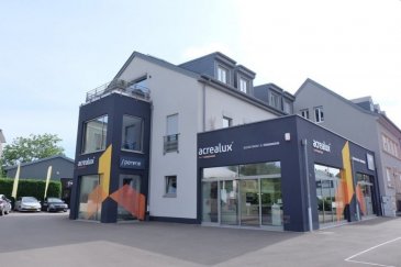 STRASSEN, bel appartement atypique style penthouse de 2012,  situé au deuxième et dernier étage avec ascenseur, de 140 m2 habitable et comprenant : hall d'entrée avec placards intégrés, grand living de 50 m2 avec accès terrasse de 9 m2, cuisine équipée séparées, WC indépendant, une salle de douche avec douche à l'italienne, WC, arrivées pour lave-linge, 3 chambres à coucher ( 15,57 m2, 18,80 m2, 12,23 m2), un garage fermé.
Chauffage au sol, triples vitrages, volets électriques, 
libre le 15 septembre 2020
Contrat de bail de 2 ans au minimum. Frais d'agence : 2450 euros + TVA à charge du locataire. 
Contact et visites : Rosalba MAITRE téléphone : 691 550 189