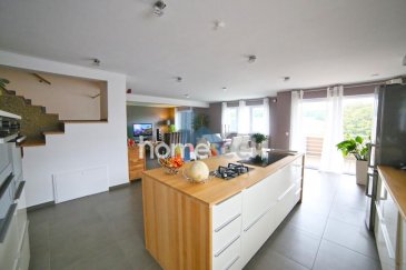 ---SOUS COMPROMIS---

***IDEALE POUR PROFESSION LIBERALE ET/OU GRAND FAMILLE***

Magnifique maison d'architecte unifamiliale jumelée aux qualités exceptionnelles à vendre dans un quartier résidentiel calme et agréable situé à 14 minutes de Luxembourg-ville.

Construite en 2013, cette propriété d'une surface totale d'environ 550m² a été bâtie sur un terrain de 4,49 ares. 

Avec une hauteur sous corniche de +/- 10.05m, elle possède une surface totale d'environ 550m² et s'étale sur 4 niveaux.

Elle est dotée de 7 chambres à coucher, d'1 cuisine entièrement équipée, d'1 bureau, de 3 salles de bains, d'1 jacuzzi, d'1 hammam, de 3 wc séparés et de 2 terrasses orientées sud/sud-ouest.

Elle bénéficie d'un système de ventilation double flux Zehnder, du chauffage par le sol avec régulateur de température indépendant pour chaque pièce et d'1 grenier aménageable avec dalle en béton complètement isolé et chauffé, d'environ 130m².
Les prestations sont haut de gamme et les matériaux de toute beauté (granite, faïencerie italienne etc.).

1 garage fermé avec ouverture automatique ainsi que 4 emplacements supplémentaires devant la maison complètent celle-ci.

Cette propriété comporte un appartement d'environ 122m² avec terrasse d'environ 43.50 m² et jardin d'1are orienté sud/sud-ouest.

L'accès de ce 3 chambres et son fonctionnement sont totalement indépendants de la maison qui bénéficie de compteurs séparés (eau, électricité, chauffage).

Toiture en tuile émaillée VHV de Narvik de chez Koramic garantie 30 ans.

Triple vitrage.

Proche des autoroutes A4 et A13.

Service de ramassage scolaire des élèves étudiant à l'école européenne de Mamer disponible.

Disponibilité immédiate.

ENGLISH
***IDEAL EITHER FOR LIBERAL PROFESSIONS AND/OR A BIG FAMILY***

Magnificent semi-detached architect single family house for sale with exceptional qualities in a quiet and pleasant residential area at 14 minutes from Luxembourg city.
Built in 2013, this property with a living area of approximately 460sqm was built on a plot of 4.49 ares.

With a cornice height of +/- 10.05m, it has a total area of approximately 550m² and divided over 4 levels.

It features 7 bedrooms, 1 fully equipped kitchen, 1 office, 3 bathrooms, 1 jacuzzi, 1 hammam and 3 separate toilets.

The house has a dual-flow controlled mechanical ventilation Zehnder, an underfloor heating system with independent temperature control for each room and 1converted attic with concrete floor completely insulated and heated of approximately 130sqm.

Upscale and beautiful materials used (granite, Italian tiles etc.).

1 closed garage with automatic door for 1 vehicle and 4 additional parking plots outside the house complement it.

This property has an apartment of 122sqm with a terrace of 43.50 sqm and one garden of roughly 3 are oriented south/south-west.

Functioning and access to this 3-bedroom flat and are totally independent of the house which has separate meters (water, electricity, heating).

Triple-pane windows, connections for a gas fireplace and for the satellite already installed.

The roof is made of glazed brown tiles VHV Narvik by Koramic and is 30 years guaranteed.

Near to the A4 and A13 motorways.

Immediately available.
Ref agence :4917567-HL-SM