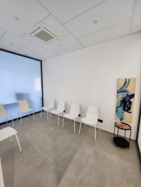 Contactez nous au 621 323 867

En exclusivité chez ACTIVE INVEST : 

Location de la dernière salle de pratique moderne (pour toute sorte de médecins, pratique...), spacieux et très lumineux, situés au rez-de-chaussée d'un nouvel cabinet médico dentaire construite en 2023, au centre-ville de la commune de Kayl (proche de Tétange, Schifflange, Bettembourg, Dudelange) 

Cette salle privative peut être utilisable pour le dentaire ou toutes autres professions médicales.

Le cabinet dispose des nouvelles fauteuils Stern S200 (non inclus pour cette pièce), nouvelle radio rétro-alvéolaire avec bureau et équipement informatique), une réception et salle d'attente, une salle de stérilisation équipé avec Autoclave, laveur automatique par ultrasons, 1 salle de radiographie avec céphalométrie, 1 salle technique avec compresseur et pompes à salives, 2 WC public et privé (accès handicapé), ainsi que plusieurs places de parking privés, souterraines accessible en direct avec l'ascenseur. 

Situé à l'entrée de Kayl, à proximité de la pharmacie et laboratoire d'analyses, le cabinet se trouve à quelques minutes du centre-ville et de la gare, disposant d'un arrêt de bus devant la porte allant vers Dudelange, Tétange-Rumelange, Schifflange/Esch-sur-Alzette et Luxembourg-Ville. 

Accès rapides aux réseaux autoroutiers (collectrice du sud) vers la Belgique/France et l'Allemagne ainsi que l'A4 vers Luxembourg-ville. 

Accessibilité : 
- Situé au RDC 
- Ascenseur 
- Accessible fauteuils roulants 
- Parking souterrain privé et public 

Équipement : 
- Local équipé (meubles, matériel...) 
- Raccordement internet 
- Présence lavabo dans chaque pièce 
- Présence WC 
- Salle d'attente 
- Radiographie certifié 

Pour plus de renseignements sur la location et pour prendre rendez-vous pour une visite, veuillez nous contacter svp: info@active-invest.lu  /// 621 323 867  
Parle Français, Spreche Deutsch, Speak English