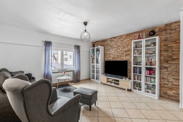 En Exclusivité, ImmoHouse vous propose ce superbe appartement 2 chambres avec entrée indépendante idéalement situé à Pétange. 

Au sein d'une maison bi-familiale, cet appartement coup de coeur de 76m² se compose de :

- Un agréable hall d'entrée 
- Un grand salon/salle à manger très lumineux 
- Une cuisine équipée fermée 
- Deux grandes chambres à coucher
- Une salle de douche avec wc et fenêtre
- Un wc séparé
- Une buanderie

A cela s'ajoutent:
- Un garage fermé 
- Une cave privative

Un magnifique objet à découvrir ...

Infos et visites sur rdv