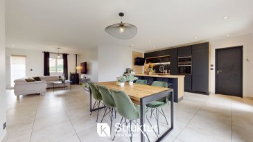 . À vendre   Maison de plain-pied 4 pièces - Proximité Luxembourg - Exclusivité Struktur Immobilier
Struktur Immobilier vous propose en exclusivité cette maison individuelle de plain-pied, construite en 2003 sur une parcelle de 6,49 ares. Elle développe une surface de 133,47 m2 dont 100 m2 habitables, et offre un cadre de vie agréable, fonctionnel et bien entretenu.
 Située dans un quartier résidentiel calme, à proximité des commerces, écoles, crèches et infrastructures sportives, la maison offre également un accès rapide aux autoroutes A31 et A4, permettant de rejoindre Metz, Thionville ou le Luxembourg en toute facilité.
L'espace de vie, traversant et lumineux, comprend une cuisine moderne ouverte avec îlot central et coin repas. Elle s'ouvre sur le séjour, avec un accès direct à la terrasse et au jardin clos et arboré.
La maison dispose de deux chambres : une avec dressing, l'autre avec placard. 
La salle de bains rénovée comprend une douche, une baignoire, un meuble double vasque et une colonne de rangement. Un WC séparé complète l'ensemble.
La buanderie, attenante à la pièce de vie, mène au garage double intégré et donne également accès au jardin.
 
Un portail électrique sécurise l'accès, et possibilité de stationner deux véhicules sans géner la sortie du garage.
 
Le chauffage est électrique, complété par un poêle à pellets installé en 2017. La maison dispose de menuiseries double vitrage PVC et a bénéficié de plusieurs améliorations récemment : sols, cuisine et salle de bains remis au goût du jour.
 
 DPE : E/ B Estimation des coûts annuels d'énergie du logement Les coûts sont estimés en fonction des caractéristiques de votre logement et pour une utilisation standard sur 5 usages (chauffage, eau chaude sanitaire, climatisation, éclairage, auxiliaires) voir p.3 pour voir les détails par poste. entre 1 870 EUR et 2 600 EUR par an Prix moyens des énergies indexés sur les années 2021, 2022, 2023 (abonnements compris)
353 000 EUR
(honoraires inclus charge acquéreur 4%)