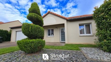 . À vendre   Maison de plain-pied 4 pièces - Proximité Luxembourg - Exclusivité Struktur Immobilier
Struktur Immobilier vous propose en exclusivité cette maison individuelle de plain-pied, construite en 2003 sur une parcelle de 6,49 ares. Elle développe une surface de 133,47 m2 dont 100 m2 habitables, et offre un cadre de vie agréable, fonctionnel et bien entretenu.
 Située dans un quartier résidentiel calme, à proximité des commerces, écoles, crèches et infrastructures sportives, la maison offre également un accès rapide aux autoroutes A31 et A4, permettant de rejoindre Metz, Thionville ou le Luxembourg en toute facilité.
L'espace de vie, traversant et lumineux, comprend une cuisine moderne ouverte avec îlot central et coin repas. Elle s'ouvre sur le séjour, avec un accès direct à la terrasse et au jardin clos et arboré.
La maison dispose de deux chambres : une avec dressing, l'autre avec placard. 
La salle de bains rénovée comprend une douche, une baignoire, un meuble double vasque et une colonne de rangement. Un WC séparé complète l'ensemble.
La buanderie, attenante à la pièce de vie, mène au garage double intégré et donne également accès au jardin.
 
Un portail électrique sécurise l'accès, et possibilité de stationner deux véhicules sans géner la sortie du garage.
 
Le chauffage est électrique, complété par un poêle à pellets installé en 2017. La maison dispose de menuiseries double vitrage PVC et a bénéficié de plusieurs améliorations récemment : sols, cuisine et salle de bains remis au goût du jour.
 
 DPE : E/ B Estimation des coûts annuels d'énergie du logement Les coûts sont estimés en fonction des caractéristiques de votre logement et pour une utilisation standard sur 5 usages (chauffage, eau chaude sanitaire, climatisation, éclairage, auxiliaires) voir p.3 pour voir les détails par poste. entre 1 870 EUR et 2 600 EUR par an Prix moyens des énergies indexés sur les années 2021, 2022, 2023 (abonnements compris)
353 000 EUR
(honoraires inclus charge acquéreur 4%)