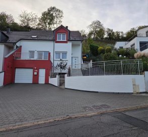 Maison contemporaine de 2009, d'environ 130m2, édifiée sur un terrain de 745m (cadastrée section 8 parcelles 280 et 281) dont 65m2 de servitude d'entrée. Les extérieurs se composent d'une terrasse de 10m2 exposée est à l'avant, donnant sur le salon, avec une vue imprenable sur la Moselle et d'une seconde terrasse de 25m2 exposée ouest à l'arrière, avec son jardin. Le hall d'entrée mène vers un grand séjour, équipé d'un poêle à bois, de plus de 30m2 et à la cuisine dinatoire de 28m2. Des WC séparés avec lave-mains complètent ce niveau. A l'étage, on accède d'abord à une salle de douche de 12m2 et à une première chambre, avec placard coulissant, de 15m2; toutes deux mansardées.
Puis après quelques marches, on trouve deux autres chambres, avec placard coulissant, de 10,30m2 et 14m2 ainsi que des WC séparés avec lave-mains. On peut accéder à la terrasse et au jardin par cet espace nuit. Au sous-sol, il y a un garage pour un véhicule ainsi que motos et vélos avec un espace buanderie, cave et atelier pour une surface totale de près de 50m2. Au grenier, des combles pour stockage viennent compléter laspect pratique de cette maison.

 ---------- 
Zeitgenössisches Haus von 2009, ca. 130m2, gebaut auf einem Grundstück von 745m (Katasterabschnitt 8 Parzellen 280 und 281), davon 65m2 Eingangsdienstbarkeit. Die Außenbereiche bestehen aus einer 10 m2 großen, nach Osten ausgerichteten Terrasse mit Blick auf das Wohnzimmer mit herrlichem Blick auf die Mosel und einer zweiten Terrasse von 25 m2 nach Westen auf der Rückseite mit Garten. Die Eingangshalle führt zu einem großen Wohnzimmer, das mit einem Holzofen von mehr als 30m2 und der 28m2 großen Wohnküche ausgestattet ist. Separates WC mit Handwaschbecken vervollständigen diese Ebene. Im Obergeschoss gelangt man zunächst in ein 12m2 großes Duschbad und in ein erstes Schlafzimmer mit ausziehbarem Schrank von 15m2; beide im Dachgeschoss.
Dann nach ein paar Stufen finden wir zwei weitere Schlafzimmer, mit ausziehbarem Schrank, von 10,30m2 und 14m2 sowie separates WC mit Handwaschbecken. Über diesen Schlafbereich kann man die Terrasse und den Garten betreten. Im Untergeschoss gibt es eine Garage für ein Fahrzeug sowie Motorräder und Fahrräder mit einem Waschraum, einem Keller und einer Werkstatt für eine Gesamtfläche von fast 50m2.

 ---------- 
Contemporary house of 2009, of about 130m2, built on a plot of 745m (registered section 8 plots 280 and 281) including 65m2 of entrance easement. The exteriors consist of a 10m2 terrace facing east at the front, overlooking the living room, with a breathtaking view of the Moselle and a second terrace of 25m2 facing west at the back, with its garden. The entrance hall leads to a large living room, equipped with a wood stove, of more than 30m2 and the dining kitchen of 28m2. Separate toilets with washbasin complete this level. Upstairs, we first access a 12m2 shower room and a first bedroom, with a sliding closet, of 15m2; both attics.
Then after a few steps, there are two other bedrooms, with sliding closet, of 10.30m2 and 14m2 as well as separate toilets with washbasin. You can access the terrace and garden through this sleeping area. In the basement, there is a garage for a vehicle as well as motorcycles and bicycles with a laundry area, cellar and workshop for a total area of nearly 50m2. Attic for storage complete the practical aspect of this house.