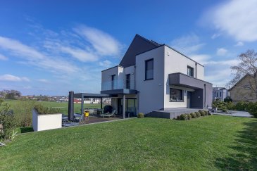 ** ENGLISH TEXT BELOW **<br><br>** COUP DE COEUR ** A vendre, dans une rue sans issue, villa contemporaine et cosy, construite en l\'année 2018 par une entreprise de renom et en parfait état.  <br><br>Nous sommes certains que vous trouverez dans cette maison tout le confort dont vous avez besoin pour vous et votre famille. Avec une disponibilité à l\'acte notarié vous pourrez programmer votre emménagement, en toute sérénité, dans les mois à venir. <br><br>La villa est construite sur une parcelle de 5 ares et 27 centiares. A partir du hall d\'entrée vous trouverez une première chambre de 11,04 m2 pouvant servir à plusieurs destinations, un coin garde-robe et un WC séparé. En descendant quelques marches vous aurez sur une surface de +/- 44 m2 le living et la cuisine équipée, légèrement en retrait. La présence de parquet massif et des grandes surfaces vitrées rend cette ambiance très chaleureuse. L\'espace de vie du living est amplifié par la terrasse partiellement couverte par une pergola avec toiture motorisée. <br><br>Au premier étage vous disposerez d\'une chambre à coucher parentale, avec salle de bains privative, dressing (le tout faisant 26,20 m2) et balcon de 6,67 m2, d\'une deuxième chambre à coucher de 11,42 avec sa salle de douche privative de 6,38 m2 et son balcon de 2,80 m2, d\'une troisième chambre à coucher de 11,04 m2 et d\'une salle de douche de 5,66 m2. <br><br>Au dernier étage, sur une surface au sol de +/- 40,00 m2 partiellement mansardée et dotée de deux grand Velux, vous disposerez d\'un espace très convivial pour le home cinéma, la lecture ou vos hobbies. <br><br>Au sous-sol vous disposerez d\'une chambre d\'amis de 14,63 m2 avec salle de douche privative, d\'un local buanderie, d\'un local technique et d\'un garage de +/- 28 m2 doté d\'une borne de recharge pour voitures électriques.<br><br>A l\'extérieur vous disposerez d\'autres emplacements pour voitures dotés d\'une borne de recharge et d\'un jardin facile d\'entretien. <br><br>Cuisine équipée LEICHT avec électroménagers MIELE, armoires sur mesure CAMBER, belles finitions. Pompe à chaleur, panneaux solaires, triple vitrage, volets électriques, chauffage au sol, système d\'alarme.<br><br>A visiter sans tarder. <br><br>******<br>** COUP DE COEUR ** For sale, in a dead end street, contemporary and cosy villa, built in the year 2018 by a renown company and in perfect condition.  <br><br>We are sure that you will find in this house all the comfort you need for you and your family. Available at the notary deed, you will be able to plan your move in the coming months with complete peace of mind. <br><br>The villa is built on a plot of 5 ares and 27 centiares. From the entrance hall you will find a first bedroom of 11.04 m2 which can be used for several purposes, a built-in wardrobe and a separate toilet. Going down a few steps you will find the living room and the equipped kitchen, slightly set back, on a surface of +/- 44 m2. The presence of solid parquet flooring and large glass surfaces make this a very warm atmosphere. The living area is enhanced by the terrace which is partially covered by a pergola with a motorised roof. <br><br>On the first floor there is a master bedroom with private bathroom, dressing room (all 26.20 m2) and balcony of 6.67 m2, a second bedroom of 11.42 m2 with private shower room of 6.38 m2 and balcony of 2.80 m2, a third bedroom of 11.04 m2 and a shower room of 5.66 m2. <br><br>On the top floor, on a floor area of +/- 40,00 m2 partially mansard-roofed and equipped with two large Velux windows, you will have a very convivial space for home cinema, reading or your hobbies. <br><br>In the basement you will have a guest room of 14.63 m2 with private shower room, a laundry room, a technical room and a garage of +/- 28 m2 with a charging point for electric cars.<br><br>Outside you will have other car parking spaces with a charging point and an easy to maintain garden. <br><br>LEICHT fitted kitchen with MIELE appliances, CAMBER made-to-measure cupboards, beautiful finishes. Heat pump, solar panels, triple glazing, electric shutters, underfloor heating, alarm system.<br><br>To visit without delay. <br><br>Translated with www.DeepL.com/Translator (free version)<br><br>
