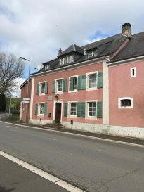 A 29 km de Luxembourg-Kirchberg, à Boevange-sur-Attert (commune de Helperknapp) opportunité unique; ferme 19ème siècle classée monument national à renover. 
Cette ferme se compose de entrée, cuisine, salle à manger, couloir, cave, 4 chambres, distribution, 3 salles de bains, WC séparé, 2 emplacements de parking
Vue magnifique sur les champs et nature
Le prix de vente inclut l'acquisition de la propriété (maison à renover terrain), classée monument national, ainsi que le projet autorisé par les autorités compétentes, dont le Service des Sites et Monuments Nationaux
Le plan d'architecte et l'autorisation de bâtir - la rénovation totale selon cahier de charges établi par le promoteur ELITE IMMOBILIERE SARL
Pour plus d'informations n'hésitez pas à nous contacter directement
