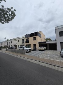 A NE PAS RATTER !!!

Immo Nordstrooss a le plaisir de vous présenter cette splendide maison jumelée, située dans un quartier résidentiel à INGELDORF construit au 2022.

Avec une surface habitable d'environ 178.7 m², cette propriété contemporaine séduit par ses volumes généreux, sa luminosité naturelle et son design soigné.  
Dès l'entrée, vous serez charmé par une ambiance raffinée et chaleureuse. 
Le hall spacieux, équipé de rangements vous guide vers un espace de vie convivial, habillé de mobilier de qualité et d'une cuisine haut de gamme moderne fonctionnelle et parfaitement intégrée aves espace débarras. 
De grandes baies vitrées inondent la pièce de lumière et s'ouvrent sur une spacieuse veranda et un jardin privative sans vis à vis et un WC séparé.

À l'étage, vous découvrirez trois belle chambres confortables, ainsi qu'une salle de douche avec fenêtre, et aussi buanderie pour les machines à laver.

Le dernier étage est entièrement dédié à une superbe suite parentale, offrant une très spacieuse chambre donnant vers une belle terrasse de +/-29.88m2 avec vue sur la Sûre, une salle de douche avec WC , espace relaxant pour les parents.

Pour compléter ce bien d'exception :  
Un garage pour une voiture et trois emplacements extérieurs devant la maison et aussi espace cave pratique pour le rangement. 

Pour tout renseignement complémentaire ou information veuillez nous contacter par email info@immonordstrooss.lu ou par Tél: 691 850 805.

Proposition de crédit/financement à taux compétitif auprès des banques Luxembourgeoise incluse dans nos services gratuits.