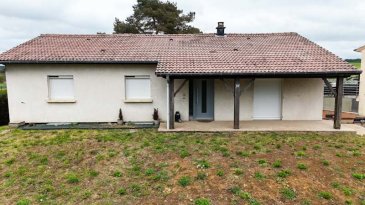 À VENDRE : Rare : Maison en un seul niveau de vie sur sous-sol complet. Charmante Maison Individuelle à HESTROFF – 105 m² – 
Située à Hestroff (57320), au sein d'un environnement privilégié hors lotissement, découvrez cette maison individuelle parfaitement entretenue sur un terrain de 673 m². Ce bien, édifié sur un sous-sol complet, offre une surface habitable de 105,34 m² alliant confort moderne et sérénité.
Sa situation géographique est idéale : la commune se trouve à seulement 20 minutes de Metz et une demi-heure environ de la frontière luxembourgeoise, offrant un cadre de vie paisible tout en restant proche des grands axes et des bassins d'emploi.
Les points forts de la maison :
•	Espace de vie lumineux : Profitez d'un vaste salon-séjour ouvert sur une cuisine contemporaine, récemment aménagée et entièrement équipée.
•	Espaces nuit : La partie nuit se compose de trois belles chambres spacieuses et d'une salle d'eau moderne, dotée d'une douche à l'italienne.
•	Équipements récents : La maison bénéficie de menuiseries en double vitrage récent et de volets motorisés pour un confort optimal.
•	Extérieurs et annexes : La cuisine donne accès à une véranda, véritable pièce supplémentaire ouverte sur le jardin.
Un sous-sol fonctionnel et complet :
Le sous-sol total comprend un vaste espace de stockage ainsi qu'un garage équipé d'une porte motorisée, permettant de stationner deux véhicules en alignement. Les combles sur dalle offrent un potentiel supplémentaire.
Caractéristiques techniques :
•	Localisation : HESTROFF – 57320 (hors lotissement)
•	Surface habitable : 105,34 m²
•	Terrain : 673 m²
•	Chambres : 3
•	Garage : 2 voitures (porte motorisée)
•	Prestations : Cuisine équipée, douche italienne, volets électriques, double vitrage.
Une opportunité rare sur le secteur, idéale pour une famille ou des travailleurs frontaliers cherchant une maison individuelle sans travaux.
Pour une visite ou davantage de renseignements, n’hésitez pas à contacter notre commercial Gérard STOULIG -EI – au : 06 03 40 33 55 ou par mail : agenceabel@gmail.com. 

NB : Les frais d’agence sont à la charge du vendeur.