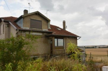 Prox'Immo vous présente une maison ancienne jumelée sur un terrain plat avec une très belle vue arrière, sans voisinage, sur la campagne environnante.

Maison à rénover (travaux en cours), présentant un potentiel intéressant.

Pour tout renseignement : Axel LEHSSINI, (+352) 691 231 299