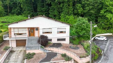 Maison individuelle en rez-de-chaussée surélevé sur sous-sol complet – Cadre exceptionnel – Falck 57 550
Idéalement située en bout d'impasse et en bordure directe de forêt sur une parcelle de 524 m2, découvrez cette charmante maison individuelle de 1978. Offrant un cadre de vie paisible, verdoyant et sans aucun vis-à-vis, ce véritable havre de paix saura séduire les amoureux de la nature, tout en restant à proximité immédiate des écoles et du collège.
Un logement performant et économe : le gros point fort énergétique
Dans le contexte actuel, cette maison représente une opportunité rare d'allier confort et maîtrise absolue de votre budget énergétique grâce à des investissements récents et majeurs :
•	Pompe à Chaleur (PAC) air/eau : Installée en 2021, elle remplace avantageusement les anciens systèmes énergivores pour vous garantir une chaleur douce, homogène et surtout très économique.
•	Ballon Thermodynamique (2021) : La production d'eau chaude sanitaire est assurée par un système indépendant et performant qui puise les calories de l'air pour diviser vos factures par 3 ou 4 par rapport à un chauffe-eau classique.
•	Isolation et conception saines : Bâtie avec des dalles béton à tous les niveaux, la maison bénéficie d'une structure robuste en agglos, doublée d'une isolation intérieure de qualité (laine de verre de 100 mm sous carreaux de plâtre). Les menuiseries extérieures sont entièrement équipées de double vitrage sur châssis PVC.
•	Climatisation réversible : L’on peut y bénéficier d’un confort thermique optimal été comme hiver grâce au split de climatisation réversible installé dans la pièce de salon et séjour.
La distribution de ses 114.89 m2 habitables en un seul niveau de vie, est parfaitement fonctionnelle. Elle offre ainsi : 
-	Une pièce de salon et séjour (avec cheminée à insert), de 31.50 m2, partiellement ouverte sur une cuisine de 14.60 m2.
-	Trois chambres de 15.95 – 16.09 et 13.82 m2
-	Une salle de bains de 9.85 m2
-	Un WC séparé, avec lave-mains et fenêtre. 
•	Depuis les pièces de vie, vous accédez directement à une terrasse de 10 m², orientée Sud-Est en voisinage direct de la forêt, elle est idéale pour profiter des beaux jours en toute intimité.
Les Extérieurs & L'environnement : un cadre privilégié
•	Situation unique : En toute fin d'impasse résidentielle, garantissant une sécurité totale pour les enfants et un calme absolu.
•	Nature au rendez-vous : Accès direct à la forêt pour vos promenades et activités de plein air.
•	Stationnement optimal : En complément de l'allée privée, de nombreuses places de stationnement publiques et gratuites sont disponibles à proximité immédiate pour vos visiteurs.
Un Sous-Sol Complet et Pratique
Sous toute la surface de la maison, un vaste espace de la même surface vous attend. Il comprend notamment :
•	Un garage motorisé : Conçu pour accueillir deux véhicules en alignement.
•	Des espaces annexes : Idéal pour un atelier, une zone de stockage ou une cave.
Pour plus d'informations ou pour planifier une visite, contactez-moi dès à présent. Gérard STOULIG – Agent commercial EI au : 06 03 40 33 55 – agenceabel@gmail.com.
NB : Les frais d’agence sont à la charge du vendeur. 
WIR SPRECHEN DEUTSCH !
