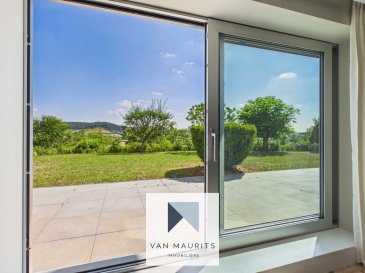 Idéalement situé au calme sur les hauteurs de Rameldange (commune de Niederanven) et bénéficiant d'une magnifique terrasse avec une vue panoramique sur la campagne, ce très bel appartement de 125m² habitables a été entièrement rénové en 2016 (électricité, plomberie, fenêtre et isolation). Les façades du bâtiment refaites en 2023.  
Il se compose comme suit :  

Au rez-de-jardin : une grande entrée de ± 7m² avec un grand placard intégré ; d'un séjour de 55m² avec ses baies vitrées ouvrant sur la terrasse de ± 40m², le jardin ; une cuisine équipée de ± 7.50m² ; une chambre parentale de ± 18m² avec son dressing et sa salle de douche à l'italienne de ± 5m² ; 2 chambres de ± 13 et 10m². une salle de bain ; une buanderie - débarras de ± 3m² ; une cave (n° 27) se trouvant au même étage de ± 4m².  

Au sous-sol : un emplacement de parking n° 4  

Détails :  
Rénovation complète en 2016, et façades immeuble 2023  
Matériaux haut de gamme  
Une vue panoramique sans vis-à-vis  
CPE - F - G