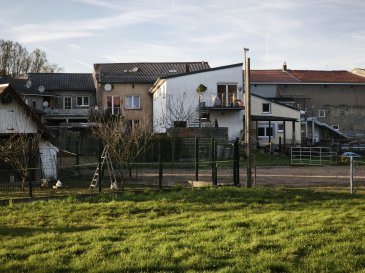 Maison mitoyenne à renover

Située à Filstroff, non loin de Bouzonville, Allemagne direction Luxembourg cette maison mitoyenne des 2 côtés d'environ 90 m² offre un beau potentiel pour les amateurs de rénovation ou pour investisseurs d'un projet à personnaliser.

Au RDC vous découvrirez 1 salon séjour, 1 cuisine, 1 buanderie, 1 WC, 1 cellier et 1 garage complètent le tout.

A l'étage la maison dispose de 3 chambres, 1 salle de bains, 1 débarras 1 terrasse

Le chauffage est au fuel, petit jardin attenant clôturé.

Le prix est de 71 000€ commission d'agence comprise.