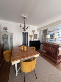 Contact: Mme. Fatone +352 691 359 464; Email: clementinefl@hotmail.fr

Belair appartement 1 ch meublé, décoré et équipé, situé au 1er étage, bel étage lumineux d'une maison de maître en plein cœur de Belair.

L'appartement de ± 56m2 se compose d'un hall de ±4m² avec accès à un séjour de ±25m², une cuisine ±11m² équipée d'un lave-vaisselle et un séche-linge ; une chambre ± 13m² ; un balcon de ±7m² ; une salle de bain ± 3m² avec baignoire, lave-linge et un WC.

Hauts plafonds ± 3m offrant des volumes très agréables. Bel appartement dans une enceinte privée.

Généralités:

- Contrat de bail de 6 mois reconductible;
- Appartement meublé (meubles anciens de qualité);
- Hauts plafonds / moulures / parquet au sol / marbre au sol;
- Situation idéale, 10 minutes à pied du centre-ville;
- Ligne de bus 5 et 6 direction Kirchberg et Gasperich - Cloche d'or;
- Vignette pour le parking auprès de la commune de la ville de Luxembourg;

- Loyer mensuel - € 2650,-
- Charges mensuel 1 personne : - € 350 (Tout compris, internet, électricité, chauffage, eau chaude et froide...);
- Caution - 2 mois de loyer soit € 5300,-
- Frais d'Agence - 1 demi-mois de loyer + TVA 17%
- Disponible immédiate