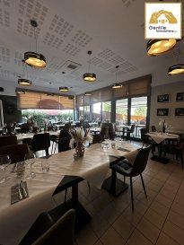 Nous vous proposons un fond de commerce dans le secteur de la restauration avec 50 places, assises intérieures et 50 places en terrasse et le tout avec mobilier, cuisine professionnelles, dépôt, réserve, installations sanitaires.
.
une liste du matériel est disponible sur demande, contactez-nous pour plus de détails
Grand Parking juste en face
Contactez-nous pour plus de détails