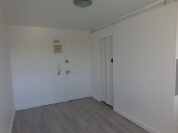 Appartement Thionville 1 pièce 16.38 m2. Studio, situé au 4ème étage (ascenseur jusqu\'au 3ème) , 38 boulevard Hildegarde à Thionville.<br>Composé d\'une pièce de vie avec cuisine et d\'une salle de douche avec WC. <br>Loyer HC : 365 euros <br>Charges : 40 euros ( eau froide, nettoyage et entretiens des communs). <br>Frais d\'agence : 180 euros <br>Disponible le 12 novembre 2024<br>IMMO DM : 03 82 57 31 87<br><br>Honoraires de 180 € TTC  à la charge du locataire comprenant  49 € TTC  pour l\'état des lieux. Loyer de base 365 €/mois. Provision sur charges 40 €/mois, régularisation annuelle. Classe énergie D, Classe climat B Montant moyen estimé des dépenses annuelles d\'énergie pour un usage standard, établi à partir des prix de l\'énergie de l\'année 2021 : entre 370.00 et 530.00 €. Les informations sur les risques auxquels ce bien est exposé sont disponibles sur le site Géorisques : georisques.gouv.fr. <br>