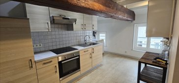 Idéalement situé en cour intérieure, avec possibilité de parking. Appartement comprenant 2 chambres, cuisine équipée ouverte sur séjour, salle de bains. CC gaz de ville.