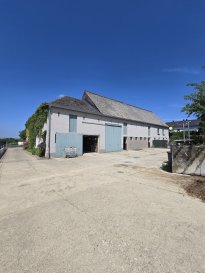 +++ Idéal pour les amoureux des CHEVAUX +++

Cadre de vie particulièrement agréable pour cette propriété édifiée au coeur d'un écrin de verdure à Merscheid.

Propriété unique dans un environnement calme entourée de garrigues et de forêt. Des installations équestres parfaitement entretenues, sécurisées et fonctionnelles feront de vos chevaux et de leurs propriétaires un lieu privilégié.

Ferme datant du 19ème siècle dans le village de Merscheid, commune de Putscheid.

Ce bien, avec une surface utile supérieure à 1064 m² est composé d'une part, d'une maison principale offrant une surface habitable d'approximativement 300 m² et comprend 5 chambres à coucher et diverses terrasses de 149.98 m² en total.

D'autre part, le bien est composé d'un duplex d'une surface habitable de 116.88 m² avec 2 chambres à coucher. Ils viennent s'ajouter 4 garages, une grande grange, un atelier et 6 box pour chevaux.

Composition de la maison principale :
- sous-sol : cave (33.92 m²), chaufferie (26.46 m²)
- rez-de chaussée : entrée (13.14 m²), séjour avec salle à manger (29.43 m²), cuisine (14.77 m²), living (12.37 m²), buanderie (12.54 m²), débarras (11.94 m²), WC séparé, terrasses (134.35 m²), abri de jardin (26.60 m²).

- 1er étage : hall (16,93 m²), chambre 1 (14,13 m²), chambre 2 (14,29 m²), chambre 3 (13,05 m²), chambre 4 (10,07 m²) chambre 5 (12,11 m²) avec balcon (15,63 m²), bureau (6,32 m²), salle de bains avec baignoire et douche (13,19 m²).

- grenier +/- 100 m².
Composition de l'appartement :
- rez-de-chaussée : entrée (2.45 m²), séjour (44.45 m²), cuisine (7.06 m²). - 1er étage : hall (10.14 m²), chambre 1 (25.44 m²), chambre 2 (14.01 m²), salle de bains (13.33 m²). Granges (400.88 m²), 4 garages pour 5 voitures (118,82 m²), atelier (65.76 m²), 6 box pour chevaux (118.98 m²).

A proximité de Diekirch (+/- 15min) respectivement de Marnach (+/- 15min).

Pour tout renseignement complémentaire ou information veuillez nous contacter par email info@immonordstrooss.lu ou par Tél: 691 850 805.

Proposition de crédit/financement à taux compétitif auprès des banques Luxembourgeoise incluse dans nos services gratuits.