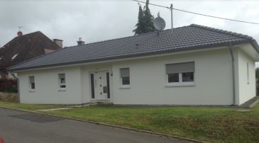 Jolie Bungalow  situé dans: Mettendorf en Allemagne à environ 10 km de Vianden et três calme.

- Hall d'entrée 
- Wc séparé 
- Salon-Living avec sortie Terrasse
- Cuisine équipée 
- 2 chambres à coucher 
- Büro / Débarras
- Salle de bain avec baignoire, douche, lavabo, WC

- Terrasse 
- Jardin 

- 2 emplacements extérieur 

Système de chauffage de Buderus ainsi que par le système de ventilation et de ventilation de AVENT P180 PLUGGIT. 

Les connexions pour la machine à laver, le séchoir et le réfrigérateur sont également disponibles. 

Le système de chauffage fonctionne par gaz de pétrole liquéfié, la station d'essence derrière la maison étant laissée dans le sol.  

Le permis de construire pour un garage / carport a été accordé avec l'autorisation de construire de la maison, sinon il y a deux places de stationnement à côté de la maison auxquelles on peut accéder par une porte latérale ainsi que la porte d'entrée principale, avec les mêmes clés.

Les surfaces et les superficies affichées sont indicatives.

Nous vous invitons à nous rendre visite ou contacter l'un de nos commerciaux pour plus d'informations.

Mr. Marc Risch 621210333

Mr. Jemp Moura 621216646



Rejoignez-nous sur Facebook : Newjomar Belval