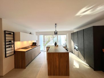 MANSO IMMO vous propose en exclusivité cet moderne et magnifique appartement de 2 chambres encore sous garantie décennale.

Dans un endroit privilégié offrant une superbe occasion de vie supérieure. Cet appartement de 82m2 avec une belle terrasse dont l'exposition solaire est idéale se trouve dans une résidence de 14 unités. Offrant aux nouveaux propriétaires tout confort et sécurité. Avec ses finitions de gamme supérieure, chauffage au sol, triple vitrage, alarme, vous bénéficiez d'une qualité de vie agréable garantie.

Cet appartement de classe énergétique B se compose comme suit:

- Un couloir d'entrée desservant toutes les pièces avec des armoires incorporées. Les 2 chambres sont lumineuses et équipées de multiples prises. La salle de douche avec un simple vasque et une douche à l'italienne garantissant un repos total si besoin. On ajoute un vaste WC séparé.

La pièce majeure et plus importante dans cet appartement est sans aucun doute le salon / salle à manger ouvert sur une cuisine équipée et surtout opérationnelle. Cette pièce de 35m2 est lumineuse grâce a sa baie vitrée et donne accès a une terrasse sans vis-à-vis. Idéalement pour passer de bons moments en famille ou entre amis profitant du soleil. La cuisine de haute gamme est équipée avec des électroménagers de marque renommée et offre tout espace nécessaire et fonctionnel à chaque amateur de cuisine.

On y ajoute à cette offre un large emplacement de parking intérieurs adapté à toute voiture n'importe son hauteur ayant une prise électrique, une cave privative.

En commun on aura un ascenseur et l'espace buanderie ainsi qu'un espace poubelles très bien organisé.

Toutes les indications sont basées exclusivement sur les informations mises à notre disposition par nos clients. Nous n'assumons aucune garantie quant à l'exactitude et l'actualité de ces indications.

Les prix affichés s'entendent frais d'agence inclus de 3% + 17%TVA. Les honoraires d'agence sont à charge des vendeurs.

Pour plus d'informations, photos ou convenir d'un rendez-vous, vous pouvez nous contacter au :
+352 24 51 33 79 info@mansoimmo.lu