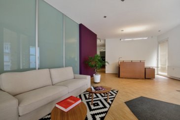 LUXEMBOURG-BELAIR, proche du Centre Ville,  local de commerce ou bureau de standing rénové d'une surface de 180m2 situé au rez-de-chaussée avec vitrines, représentatif et comprenant : entrée avec réception, salle de conférence, 4 bureaux séparés, WC hommes et femmes, kitchenette, cave. Idéal pour commerces, profession libérale, Fiduciaire, cabinet d'avocats ou architectes, bureaux, etc. Entièrement rénové, parquet au sol, prises RJ45, accès fibre, belle hauteur sous plafond, et grande cave au sous-sol. Possibilité de louer des places de parking dans l'immeuble. Libre à partir du 1er  septembre 2020. 
Commission de location : 6.890-€ + TVA 17% à charge du locataire.
Contact et visites: Rosalba MAITRE, téléphone : 691 550 189