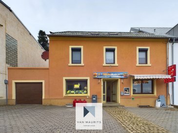 Situé en plein coeur du village de Rédange, cette maison de village construite dans les années 1900 et rénovée courant des années 2000 est composée d'une partie habitation au premier étage et d'un commerce au rez de chaussée.

D'une surface habitable de ± 140 m² pour une surface totale de ± 260 m² elle est idéalement composée pour y accueillir un commerçant souhaitant être au plus proche de son lieu de travail ou une famille. Cette maison est très facilement modulable afin de devenir unifamiliale et se compose comme suit :

Au sous-sol, une cage d'escalier de ± 5 m² nous amène dans une première cave de ±9 m² ainsi qu'une seconde cave avec chaufferie de ± 15 m²

Au rez de Chaussée, Un hall d'entrée de ± 6 m² donne sur la partie commerciale du bâtiment avec une salle de réception de ± 15 m², une cuisine de ± 19 m² ainsi qu'une arrière cuisine de ± 7 m². Un couloir de ± 8 m² nous donne accès à un garage de ± 16 m², un débarras de ± 6 m² ainsi qu'un WC séparé à destination du commerce de ± 4 m².

Au premier étage, Un hall d'entrée de ± 4 m² nous donne l'accès à la chambre lumineuse de ± 13 m² avec vue sur jardin, une cuisine équipée et aménagée de ± 15 m² une salle de douche entièrement refaite à neuf il y a 3 ans de ± 4 m² avec douche italienne, WC et lavabo. A cela s'ajoute un salon / salle à manger de ± 30 m², avec accès à un balcon de ± 4 m² donnant sur le jardin.

Le grenier offre un espace de ±70 m² aujourd'hui inoccupé, idéal pour y faire une salle de jeux pour enfants, espace de détente,...

Cette offre est complétée par un garage intérieur, 4 emplacements de parking extérieurs et un immense jardin de 780 m².

Ce bâtiment est aujourd'hui sous la forme d'un commerce et d'un logement mais il peut très facilement être transformé en maison unifamiliale de 3 chambres. Il est aussi possible de faire une extension ou un projet de promotion immobilière.

Détails complémentaires :

-Loyer de la partie commerce : 1100 euros

- Chauffage au mazout, chaudière Viessman (2020) et cuve de 2500l (2020)

- Châssis PVC double vitrage, volets électriques et manuels.

- Bien rénové au début des années 2000

- Logement non-fumeur

- Redange est un village recherché pour sa convivialité et sa proximité avec toutes les commodités. (Restaurants, magasins, complexes sportifs, centre scolaire, crèche, bus,...)