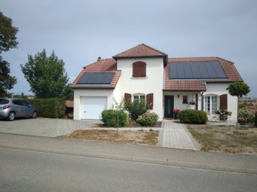Maison individuelle 4 chambres à SCHWERDORFF

Venez découvrir cette belle Maison individuelle d'une surface de 135m² très bien agencée avec au rdc, une cuisine équipée, 1 salon-séjour, 1 chambre, 1 buanderie, 1 douche, 1 WC séparé, une terrasse longe l'arrière de la maison sur une parcelle d'environ 10 ares.
A l'étage on trouve 3 chambres 1 salle de bains, 1 WC.
Un sous-sol complet, un garage à l'avant de la maison un autre garage indépendant à l'arrière.
28.8 m² de panneaux solaires photovoltaïques, le chauffage est au fuel avec une chaudière basse température
Vous pourrez profiter pleinement de l'espace extérieur, d'un beau jardin arboré agrémenté d'un chalet.
Le prix est de 31 7000€ commission d'agence comprise.