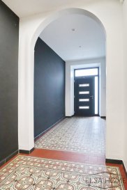 Esch-sur-Alzette

À saisir, belle maison, dotée de trois chambres à coucher, la maison offre de très belles possibilités pour une famille avec enfants.

Le grand hall va distribuer avec aisance toutes les pièces de vie du rez-de-chaussée.

Séjour lumineux et cuisine équipée avec accès à la terrasse et un WC séparé sont également disponibles au RCH du plateau.

Les étages supérieurs sont donnés aux chambres et salle de bains.

Un grenier aménageable reste à disposition pour un agrandissement de la maison.

Pour compléter la maison, un sous sol offre les espaces de cave, buanderie et un garage.

Prévoir quelques petits travaux de rafraichissements.

Pour toutes questions ou demandes d'informations, n'hésitez pas à nous contacter, nous serons toujours à votre service.

Agence ELSA'HOME à votre écoute pour la concrétisation de vos projets en toute confiance.

------------------------------------------------------------------------

Esch-sur-Alzette

This beautiful three-bedroom house is ideal for a family with children.

The large hallway leads easily into all the living areas on the ground floor.

A bright living room and fitted kitchen with access to the terrace and a separate WC are also available on the ground floor.

The upper floors are given over to bedrooms and bathrooms.

A convertible attic is available for extending the house.

To complete the house, there is a basement with cellar, utility room and garage.

Some minor refurbishment work is required.

If you have any questions or would like more information, please do not hesitate to contact us. We are always at your service.

Agence ELSA'HOME is at your service to help you realise your plans in complete confidence.