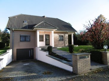 A Contacter Mme Pia Bernard 621 520 701

A louer à Altlinster, une maison libre 4 côtés avec un magnifique jardin, surface 200m2, comprenant : un hall d’entrée avec placards, une cuisine équipée avec accès vers la terrasse et jardin, un living / salle à manger avec feu ouvert et accès vers la terrasse et jardin, quatre chambres, dont 2 avec placards et accès vers la terrasse, une suite parentale avec salle de bain, une salle de douche, dressing-room, une cave, une cave à vin, grande buanderie, sauna avec douche, double garage.

Loyer 2500 EUR. 
Caution 7500 EUR.

Libre de suite.
Les animaux sont admis.
Année de construction 1989.
Passeport énergétique F – G.
Chauffage à mazout.

La maison est située dans un village calme et avec une vue dégagée vers la forêt.
En 10 min de Mersch et 20 min de Luxembourg.
