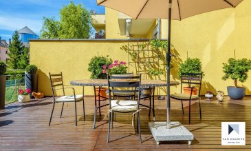 Situé dans un quartier recherché à Luxembourg-Bonnevoie, rue George Marshall, dans un immeuble calme datant de 2000, ce spacieux et lumineux appartement 4 façades dispose d’une surface habitable de ± 128 m² pour une surface totale de ± 154 m² . Il se compose comme suit:

 
L'entrée s'ouvre sur le séjour avec cuisine ouverte ± 37 m² et accès à une terrasse ± 42 m² exposée sud. La partie nuit se compose de trois chambres (deux de ± 13 m² chacune et la chambre parentale ± 22 m² avec salle d'eau privative ± 3 m²), d'une salle de bain ± 5 m² et d'un wc séparé ± 2 m².


Au sous-sol, l'appartement dispose d'un emplacement de parking intérieur et d'une cave ± 6 m².
 


Détails supplémentaires :


 
- Chauffage au gaz ;

- Terrasse ± 42 m² exposée sud ;

- Situation idéale: proche du centre-ville et ses commodités (transports publics, gare centrale commerces, écoles...) ;

- Libre à l’acte.




