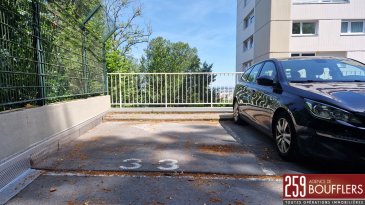 LAXOU LIMITE NANCY / EMPLACEMENT DE STATIONNEMENT.  En Exclusivité ! LAXOU limite NANCY, Terrasse des Vosges. Emplacement de stationnement aérien au sein d'une Résidence située dans une impasse. Idéalement situé à proximité immédiate de toutes les commodités (transports dont bus ligne T4, axes autoroutiers, commercesn écoles...). www.agencedeboufflers.fr