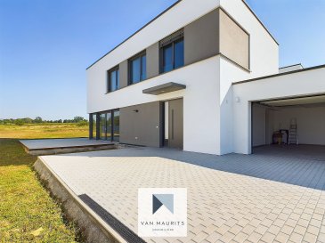 À louer - Maison Neuve libre des 4 cotés.

Située à Kehlen dans une nouvelle cité résidentielle, sur un terrain de 6,09 ares, elle bénéficie d'une surface totale de ± 207m² dont ± 155m² habitable, conçue par Christophe Felten Architecte sur terrain plat.

Elle se compose comme suit :

Au rez-de-chaussée : le hall d'entrée de ± 5 m² avec placards (vestiaire) ; un wc sépare de ± 2 m², dessert le séjour/cuisine équipée de ± 64 m² avec accès à la terrasse de ± 73 m² et le jardin. Derrière la cuisine, on accède à la buanderie/cellier de ± 9 m² et en suite au garage 2 voitures de ± 39 m² ainsi qu'au local technique/chaufferie de ± 4 m².

Au 1er étage le palier de nuit de ± 10 m² dessert une salle de douche de ± 7 m² (douche, double lavabo, wc), 4 chambres de ± 11, 14, 14, et 17 m², une salle de douche de ± 4 m² (douche, double lavabo), un wc séparé de ± 2 m² (wc, lave-mains) ainsi qu'un vestiaire/débarras de ± 1 m².

Un jardin avec une belle vue dégagée sur la campagne et 2 emplacements de parking devant le garage complètent l'offre.

Généralités :

- Construction et matériaux haut de gamme
- Chaudière au gaz, chauffage au sol
- Passeport énergétique A - B
- Panneaux solaires pour production d'eau chaude
- Ventilation mécanique contrôlée à double flux
- Aire de jeux à 30m.

Localisation :

- Commerces, crèche, écoles, pharmacie et restaurants à proximité.
- Arrêt de bus 