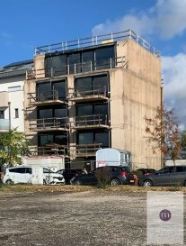 Résidence GERSHWIN en construction sise à Luxembourg-Merl rue Giselbert
Date d'achèvement septembre 2026

Appartement sis au 3ème étage de 66,60 m2 avec une surface balcon de 5,70 m2 et comprenant: living avec cuisine ouverte donnant sur balcon, 2 chambres à coucher donnant sur balcon arrière, salle de douche, hall d'entrée, cave privative 4,33 m2 et un emplacement de parking intérieur automatique (parklift), buanderie commune et local vélos.

Aménagement intérieur:
-> chauffage au sol (pompe à chaleur), parquet, robinetterie encastrée Grohe, fenêtre bois-aluminium à triple vitrage, stores à lamelles électriques et ventilation double flux

-Passeport énergétique: AA
-panneaux solaire pour production d'eau chaude sanitaire
-façade ventilée avec des panneaux en Trespa (ou similaire)

Prix appartement avec cave et parking: 1.000.000,00 € (résidence principale)
Le prix annoncé comprend la TVA 3% (TVA au taux super-réduit de 3% sous réserve de l'accord de l'administration compétente)
Prix TVA 17%: 1.050.000,-€ (pour investissement)

Résidence de haut standing, très bonne situation, proche de tout commerce, campus scolaire, écoles, Conservatoire, Parc de Merl; avec accès direct vers autoroute et très bonne connexion bus via la Place de France