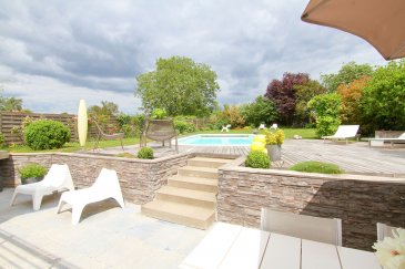 Maiisoon atypique de 337m2 avec jardin, piscine et salle de cinéma à Kuntzig. À Kuntzig, charmant village situé à seulement 10 minutes de Thionville, venez découvrir ce bien rare et plein de caractère. Nichée au coeur de la commune, cette maison atypique de 337 m² prend vie dans une ancienne grange entièrement rénovée avec goût, alliant le charme de l'ancien à des prestations contemporaines.
Dès l'entrée, vous serez séduit par les volumes généreux. Le rez-de-chaussée accueille un bureau, une grande cuisine ouverte sur la salle à manger, avec un accès direct au jardin et à la piscine. Un salon confortable complète cet espace de vie chaleureux.
À l'étage, une vaste mezzanine avec véranda et terrasse offre un espace lumineux et convivial. Vous y trouverez également trois chambres, une salle de bains ainsi qu'une salle d'eau.
Pour les amateurs de cinéma, une salle dédiée, entièrement équipée, vous promet de véritables moments d'évasion à domicile. Une lingerie, ainsi qu'un garage avec borne de recharge pour véhicule électrique viennent compléter les prestations de cette maison unique.
Un bien coup de coeur, idéal pour une famille à la recherche d'espace, de confort et de singularité.

Les informations sur les risques auxquels ce bien est exposé sont disponibles sur le site Géorisques : www.georisques.gouv.fr » 
? Premier contact par message, visites sur rendez-vous.
- Karine Karas : 06 08 31 19 87 
- Katia Moriceau : 06 75 66 99 25
 (3.02 % d'honoraires TTC à la charge de l'acquéreur.)
Copropriété de 2 lots (Pas de procédure en cours).