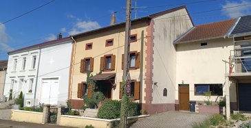 À Vendre - Charmante Maison Lorraine - WALDWISSE (57480). Proche du Luxembourg (17 kms) et de la frontière allemande (8 kms). 
Découvrez cette magnifique maison lorraine, mitoyenne des deux côtés, dont les propriétaires ont su préserver tout le charme de l'ancien, mêlant authenticité et confort moderne. Coup de cœur assuré. 
 Etablie sur un très beau terrain clos et joliment arboré, elle offre une surface habitable totale de 179 m2, comprenant notamment : 
o	En rez-de-chaussée : une entrée avec de superbes carrelages anciens, un séjour (14,85 m²), un salon séparé (19,15 m²), une cuisine aménagée et équipée (16,97 m²) avec accès direct à une terrasse arrière, un cellier, une salle de bains, un WC séparé.
o	A l’étage : 4 chambres spacieuses (25,94 m², 16,17 m², 16,34 m²), dont une pouvant être aménagée en suite parentale, avec WC et douche à finaliser (17,25 m²), un second salon TV (9,37 m²).
o	Sur le côté droit, et directement accessible par l’habitation, des dépendances attenantes de 150 m2, dont un atelier de 51,80 m², un espace chaufferie et de stockage. 
Les plus :
•	Charme de l’ancien préservé.
•	Potentiel d’aménagement supplémentaire avec un second étage complet à aménager, donnant par des fenêtres sur la façade arrière.
•	Environnement calme, idéal pour une vie de famille ou un pied-à-terre transfrontalier.
À noter :
*** Chaudière BUDERUS au fuel domestique et deux poêles à pellets (un par étage). 
*** Double vitrage - Porte d’entrée récente. 
*** L’installation électrique, qui a fait l’objet de travaux récents, ne comporte aucune anomalie.
*** Taxe foncière de 428 €.
Ne manquez pas cette opportunité unique d’acquérir une maison pleine de caractère, alliant tradition et potentiel d’évolution, dans un village paisible proche des frontières. Pour plus d’informations ou pour organiser une visite, contactez :
•	Gérard STOULIG – Agent commercial EI au : 06 03 40 33 55 – Mail : agenceabel@gmail.com
NB : Les frais d’agence sont à la charge du vendeur.