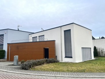 MANSO IMMO vous propose cette magnifique et moderne maison d'exception au calme dans une cité à SCHUTTRANGE libre de 3 côtés proche de toutes commodités.

Ce bien de +-160m2 habitables érigé sur un terrain de 4ares se compose comme suit :

AU REZ DE JARDIN :

- Hall d'entrée
- Living / salle à manger (+- 60m2 avec cuisine)
- Cuisine ouverte complètement équipée
- Terrasse
- Jardin
- Cellier attenant à la cuisine
- WC séparé
- Rangement sous escaliers
- Local technique
- Garage pour une voiture et deux emplacements extérieurs

AU PREMIER ETAGE :

- Hall de nuit donnant accès à la terrasse
- deux spacieuses chambres de 15m2
- une chambre parentale avec salle de douche accès à la terrasse
- terrasse avec très belle exposition solaire donnant sur la chambre parentale et le hall de nuit
- Salle de douche avec WC
- Coin bureau

INFORMATIONS SUPLEMENTAIRES :

- Construction 2012
- Panneaux solaire
- DPE : B/B
- 70€/mois de gaz
- 2 terrasses
- Maison sur 2 niveaux

Toutes les indications sont basées exclusivement sur les informations mises à notre disposition par nos clients. Nous n'assumons aucune garantie quant à l'exactitude et l'actualité de ces indications.

Les prix affichés s'entendent frais d'agence inclus de 3% + 17%TVA. Les honoraires d'agence sont à charge des vendeurs.

Pour plus d'informations, photos ou convenir d'un rendez-vous, vous pouvez nous contacter au :
352 24 51 33 79 info@mansoimmo.lu