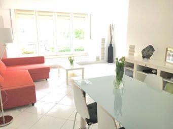 Venez découvrir ce magnifique appartement, dans le chaleureux et très agréable quartier de Cents! <br><br>Immo Nordstrooss, vous présente ce bel appartement construit en 2000, lumineux et spacieux, d\'une superficie habitable de 63m² ,se situant au rez-de-chaussée dans une résidence bien entretenue. <br>C\'est au c?ur du quartier calme de Cents que vous trouverez cet appartement, à 10 minutes du centre-ville et du Kirchberg et à proximité de l\'autoroute. Idéalement situé à proximité de tous les services nécessaires pour votre famille (crèche, école primaire, foyer scolaire, parc de jeux, supermarché, centre médical, pharmacie, coiffeur, police, etc.) <br>L\'appartement se compose comme suit : <br>- hall d\'entrée<br>- grand séjour lumineux <br>- cuisine entièrement équipée<br>- grande chambre <br>- salle de bain <br>- une grande cave de 8m² , <br>- parking intérieur <br><br>Autres informations sur l\'appartement : <br>- Charges de 170€/mois comprenant le chauffage, l\'eau, les poubelles de tri, et l\'entretien de la résidence, intérieur et extérieure. - Ascenseur <br><br>Pour plus de renseignements ou une visite (visites également possibles le samedi sur rdv), veuillez contacter le 691 850 805