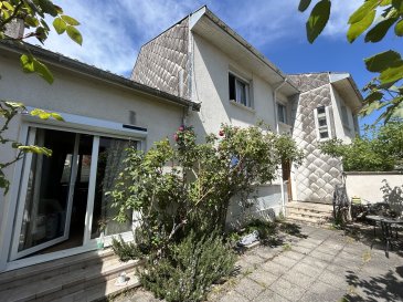 Découvrez cette charmante maison mitoyenne située à Ligny-en-Barrois, disponible à l'achat par l'intermédiaire de SEB IMMOBILIER. Cette propriété offre une combinaison d'espace confortable et de commodités, idéale pour les familles ou les couples cherchant à s'établir dans cette belle région.

Détails de la propriété : Cette spacieuse maison de 8 pièces comprend 3 chambres et 1 salle de bain, avec une surface habitable de 102 m² et un terrain de 1.5 ares. Profitez d'une cuisine semi-ouverte et équipée, ainsi que d'un confortable séjour qui ouvre sur une terrasse de 30 m² et un jardin de 100 m² exposés plein sud, parfaits pour les journées ensoleillées. Un garage, ainsi qu'une buanderie complètent cette offre. 



Ne manquez pas cette opportunité unique ! Pour planifier une visite, nous vous invitons à nous contacter via le formulaire de contact ou par téléphone.