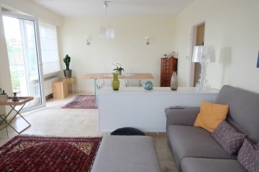 Luxembourg-BELAIR, 44 bd Napoléon, très lumineux appartement de 90 m2 au deuxième étage avec ascenseur et comprenant : hall d'entrée, WC séparé, living lumineux avec balcon orientée plein sud, une salle de bains avec baignoire et douche, cuisine équipée séparée, deux chambres à coucher avec parquet au sol, une cave, grand garage fermé pour 2 voitures plus 1 emplacement parking devant garage. Possibilité d'acheter 2 placards (pas sur photos). Libre le 1er Aout 2025, Contrat de bail de deux ans minimum, Frais d'agence : un mois de loyer + TVA 50% à charge du locataire, 50% à charge du bailleur. Contact et visites : Arianna GHITTINO, téléphone : 691 205 573, email : arianna@parkageence.lu